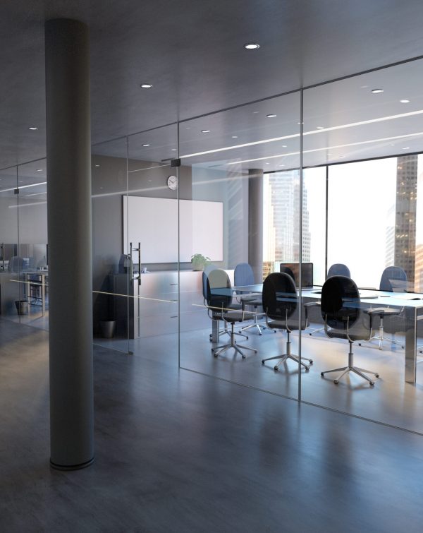 Innenansicht von Büroräumlichkeiten-mit-Blick-auf-ein-Glas-Bürozimmer Blick auf ein Glas-Bürozimmer mit großem Tisch in der Mitte und Stühlen herum. Wirk wie ein Meeting-Raum.
