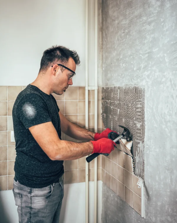 man-renovating-kitchen-tiles Kopie man-renovating-kitchen-tiles Kopie