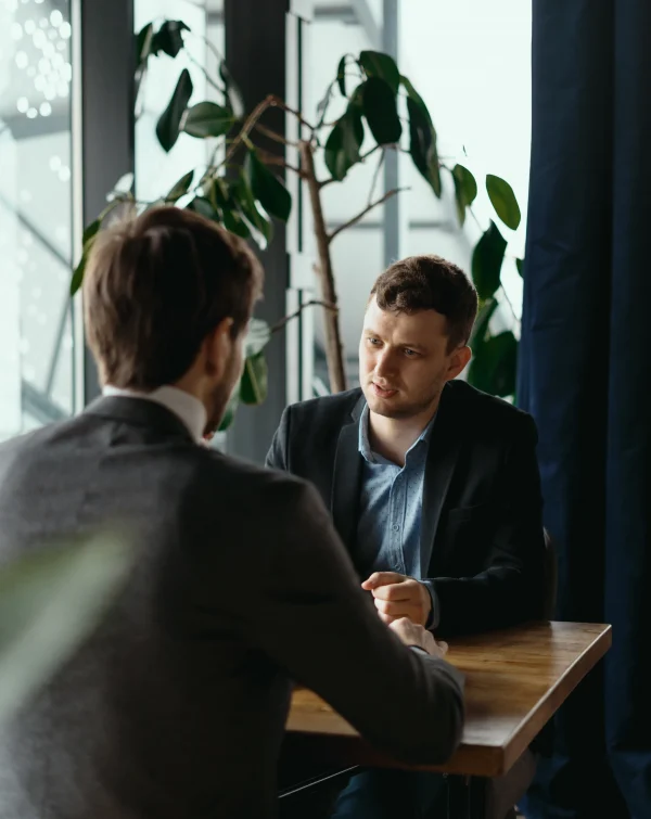 two-young-businessmen-discussing-something Kopie two-young-businessmen-discussing-something Kopie